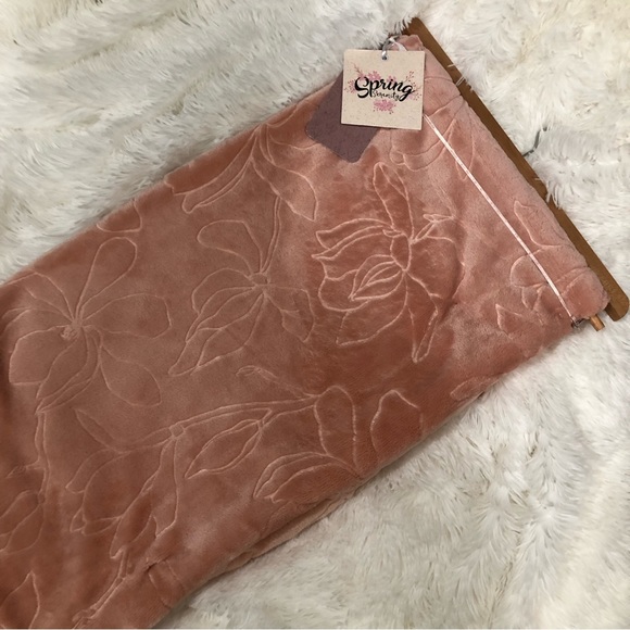 Spring Serenity NWT Embossed Tassel Throw 50 X 60 - Picture 4 of 5